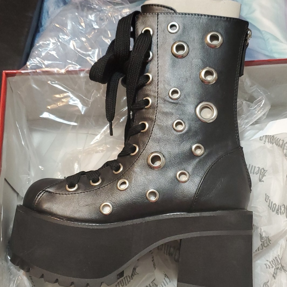 Demonia  platform  boots